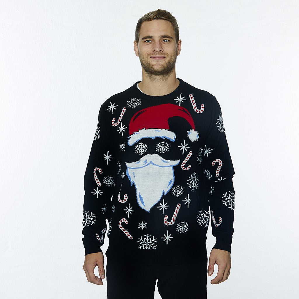Eine Frau, die einen schwarzen Weihnachtspulli mit einem Elfenkopf trägt.